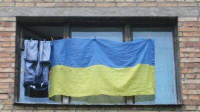 В Красноярске закрасили окна квартиры из-за украинского флага