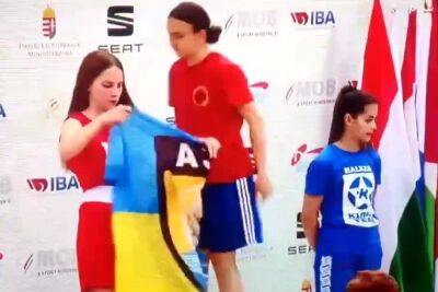 Украинка Петренко развернула флаг с эмблемой нацбатальона "Азов" на церемонии награждения боксёрского турнира. ВИДЕО