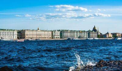 В Санкт-Петербурге теплоход врезался в опору Дворцового моста