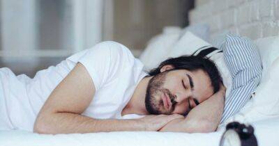 Прочищает голову. Ученые рассказали, какая поза сна полезна для человеческого мозга