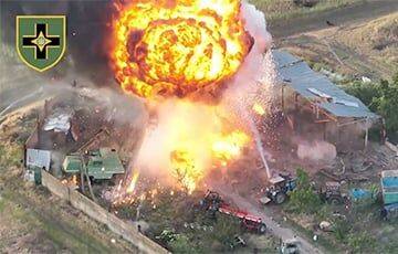 Украинские артиллеристы нанесли огневой удар по замаскированной БМП-3 врага