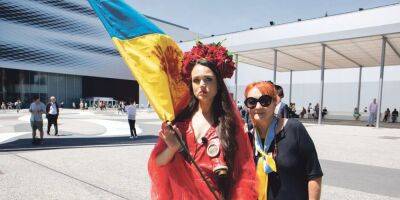 В платье из противогазов. Украинка устроила перформанс на открытии ярмарки Арт Базель