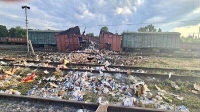 Россияне уничтожили вагон с гуманитарной помощью для мариупольцев – советник мэра