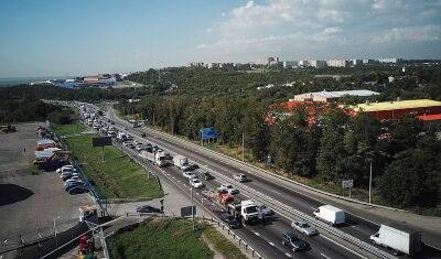 Утром в Тюмени на улице Щербакова образовалась пробка