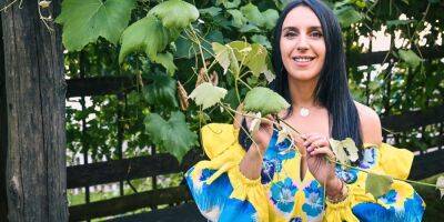 «Ощущение, что я в Кучук-Озени». Джамала сфотографировалась в желто-голубой вышиванке в винограднике в Словении
