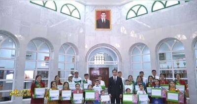 Туркменистанских учителей обязали поддерживать политику президента ради повышения квалификации и зарплаты