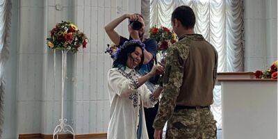 В условиях военного времени. Associated Press написало о свадьбе украинских стендаперов