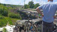 Не успел на штурм Киева: под Белгородом с моста слетел российский военный бензовоз