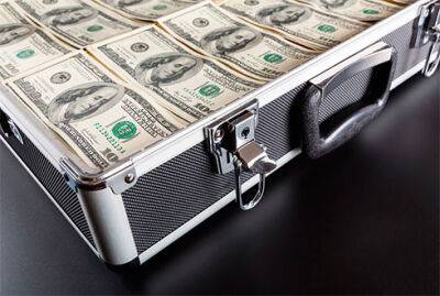 Зеленский подписал закон, устанавливающий штрафы за вывоз незадекларированной валюты за границу