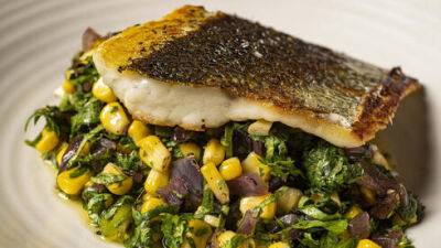Изумительный летний рецепт: теплый салат из кукурузы с рыбой