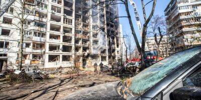 Поврежденный в результате ракетного удара дом в Святошинском районе Киева начали восстанавливать
