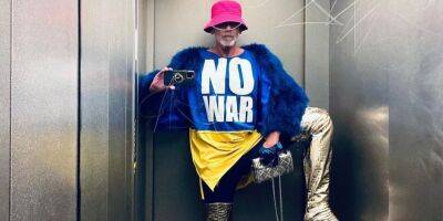 «Они такие яркие!». Берлинский стилист, который с первого дня войны одевается в украинские луки, восхитился беженками из Украины