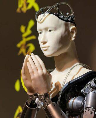 Робот стал проповедовать учение Будды в японском храме