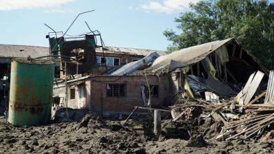 Воронка в пять метров, сгоревшие машины и разрушенные дома: последствия вечернего «прилета» в Песочин (фото)