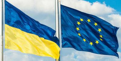 Президент Еврокомиссии озвучила решение о рекомендации предоставить Украине статус кандидата на членство в ЕС в одежде цветов украинского флага (фото)