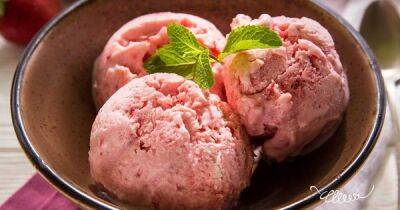 Десерт, спасающий от жары: мороженое из йогурта с клубникой от Евгения Клопотенко