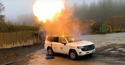 Бронированный Toyota Land Cruiser выдержал массированный обстрел и взрывы гранат (видео)