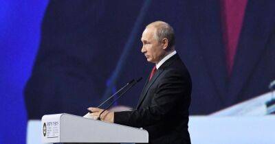 "Хотели с наскока смять экономику": Путин раскритиковал западные санкции против РФ