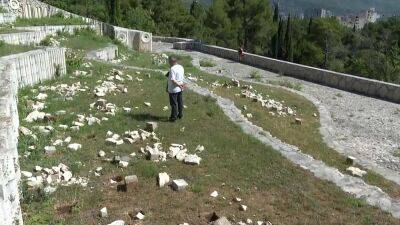 Вандалы разрушили кладбище партизан в Мостаре