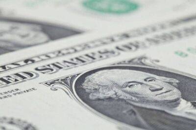 Средний курс доллара США со сроком расчетов "завтра" по итогам торгов составил 56,5882 руб.