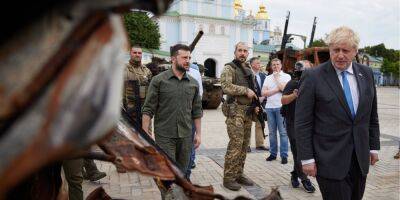 Зеленский показал Джонсону уничтоженную российскую технику в центре Киева — фоторепортаж