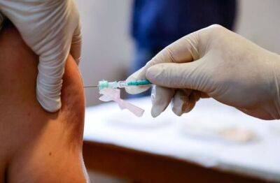 Минздрав Германии поощряет граждан сделать четвертую прививку от COVID накануне осенней волны