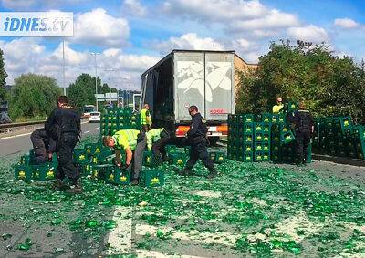 Видео: фура разбросала по Праге сотни бутылок с пивом