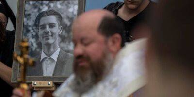 В Киеве проходит церемония прощания с погибшим активистом и военным Романом Ратушным