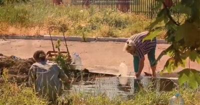 В Мариуполе проблемы с водоснабжением: люди набирают воду из луж (ВИДЕО)