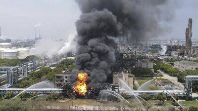 Пожар на нефтехимическом заводе в Шанхае