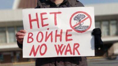 В Петербурге активиста оштрафовали за стихи Рождественского, а затем избили