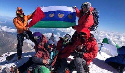 Флаг Тюменской области развернули на вершине Эльбруса