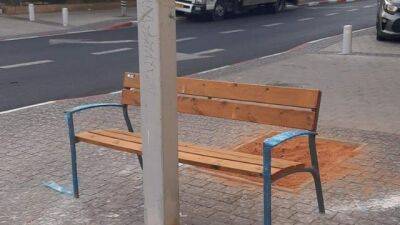 "Ошиблись": в Бат-Яме установили скамейку задом наперед