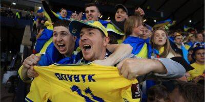 «Воюем, бьемся, победим». Украинские болельщики в Глазго отпраздновали победу сборной и поддержали ВСУ невероятными эмоциями — фоторепортаж