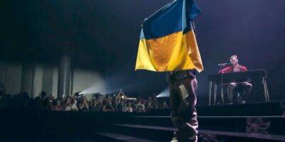 И поцеловала его. Билли Айлиш подняла на своем концерте флаг Украины, который ей передала Джерри Хейл