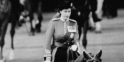 Верхом на лошади. Букингемский дворец показал редкое фото — первый парад Trooping Colour королевы Елизаветы