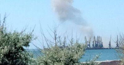В порту оккупированного россиянами Бердянска прогремели два взрыва (фото, видео)