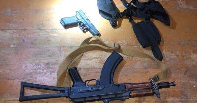 ФОТО. Во время обысков полиция изъяла семь единиц огнестрельного оружия и 84 патрона