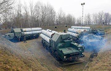 В Беларуси заметили колонну техники с зенитно-ракетными комплексами С-300