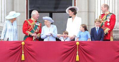 Вся семья на балконе. Как прошел первый день Платинового юбилея королевы (фото)