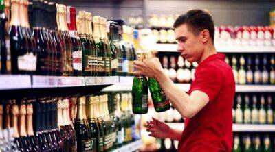 Время продажи спиртного в магазинах изменили в Киеве – до которого часа можно купить