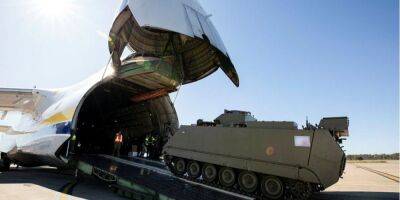 Австралия передала Украине первые бронетранспортеры М113
