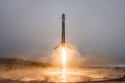 SpaceX успешно запустила три Falcon 9 за два дня — один из ускорителей слетал в космос в 13-й раз (и успешно вернулся)