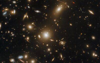 Hubble запечатлел большое скопление галактик - korrespondent.net - Украина