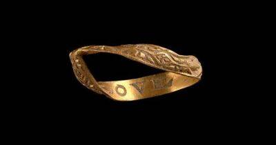 Серебряная брошь и золотые кольца: в Британии нашли новый клад (фото)
