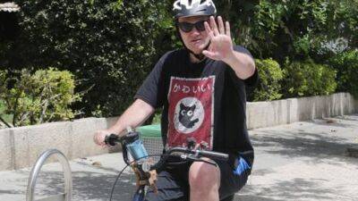 Квентин Тарантино разъезжает по Тель-Авиву на велосипеде. Как он реагирует на папарацци