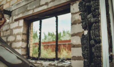 В Тобольском районе сгорел дом, в него ударила молния