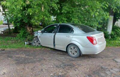В Твери автомобиль врезался в дерево, пострадал водитель