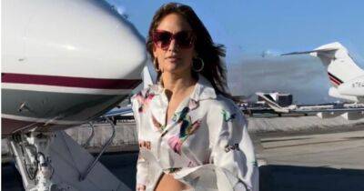 Дженнифер Лопес в костюме-пижаме похвасталась мини-сумочкой за 82 тыс. гривен (видео)