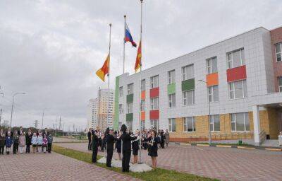 Утвержден стандарт церемонии поднятия флагов в школах: на мороз детей выгонять не будут